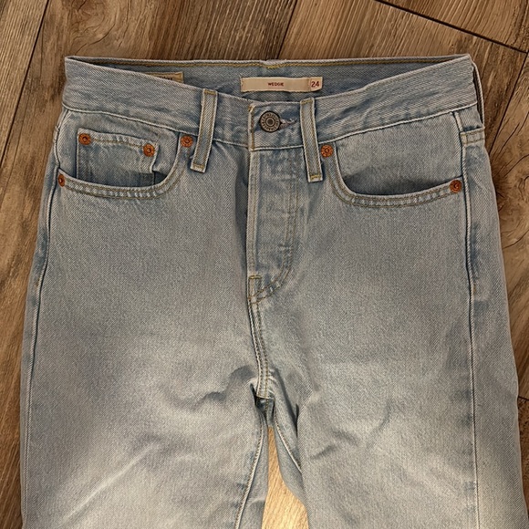 Levi’s Wedgie Jeans in Light Wash - Picture 2 of 3